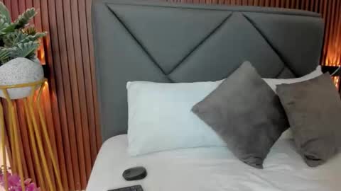 mollylove_ online show from January 17, 7:17 pm