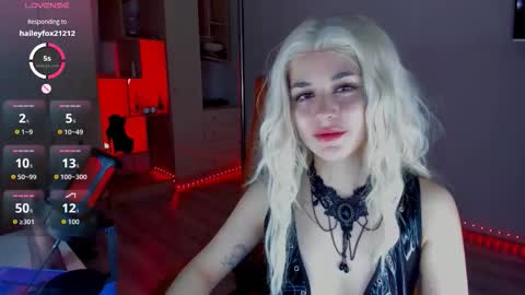 Snapshot of mollyposh chatting on December 13, 7:53 pm Molly online show from December 13, 7:53 pm