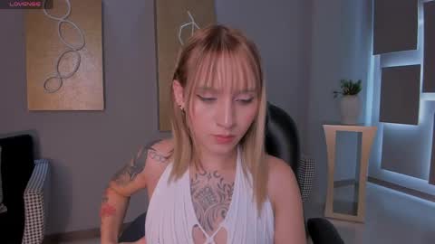 Molly Sunders online show from May 4, 7:43 pm