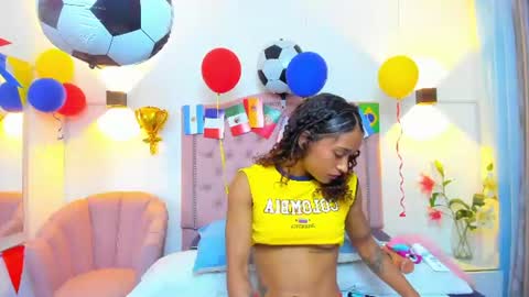 molyrestrepo online show from June 23, 8:07 pm