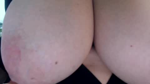 Snapshot of mom_xxx chatting on April 21, 2:51 am Sara online show from April 21, 2:51 am