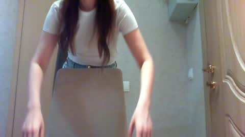 Snapshot of momentbeforedown chatting on June 7, 10:35 pm Hailey online show from June 7, 10:35 pm