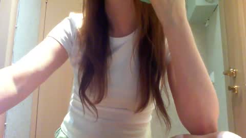 Snapshot of momentbeforedown chatting on June 13, 5:16 am Hailey online show from June 13, 5:16 am