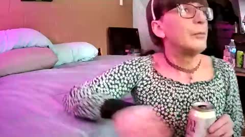 Snapshot of mommamadesissy chatting on January 18, 6:32 pm Bink online show from January 18, 6:32 pm