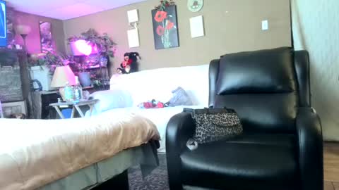 Snapshot of mommamadesissy chatting on March 7, 7:27 pm Bink online show from March 7, 7:27 pm