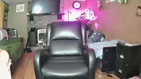 Snapshot of mommamadesissy chatting on February 28, 11:17 pm Bink online show from February 28, 11:17 pm