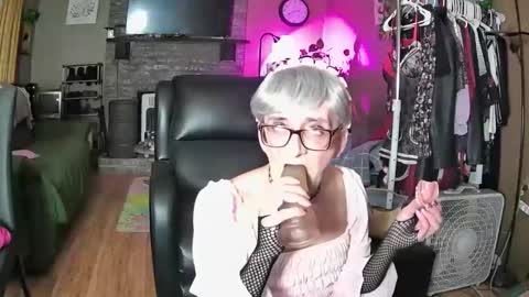 Snapshot of mommamadesissy chatting on March 14, 7:41 pm Bink online show from March 14, 7:41 pm