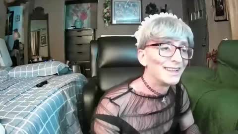 Snapshot of mommamadesissy chatting on May 22, 4:30 am Bink online show from May 22, 4:30 am