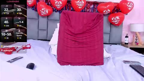 Snapshot of mommy_cute chatting on February 14, 10:50 pm Jelitza online show from February 14, 10:50 pm