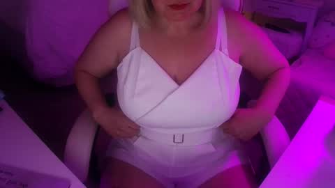 Snapshot of mommy_julia chatting on May 4, 11:06 am Mommy Julia online show from May 4, 11:06 am