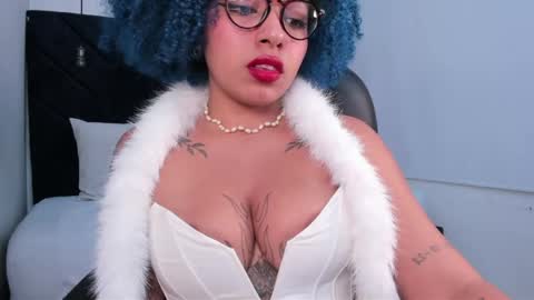 Momo  online show from May 6, 4:19 am