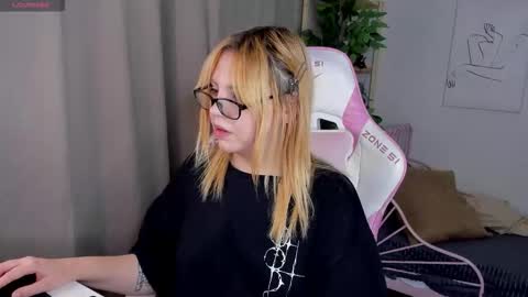 Snapshot of mon1ca_jones chatting on October 20, 1:17 am mon1ca_jones online show from October 20, 1:17 am