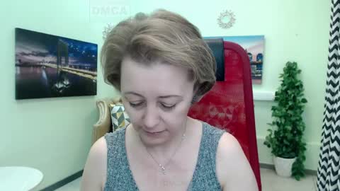 Snapshot of mona_w chatting on April 4, 11:40 am Mona online show from April 4, 11:40 am