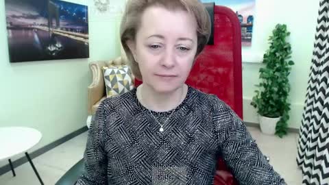 Snapshot of mona_w chatting on April 5, 9:50 am Mona online show from April 5, 9:50 am