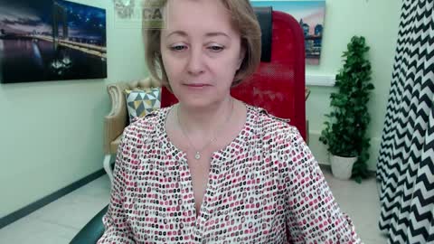 Snapshot of mona_w chatting on April 10, 11:26 am Mona online show from April 10, 11:26 am