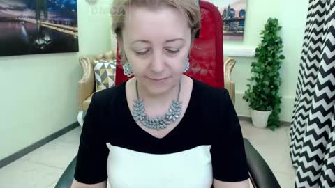 Snapshot of mona_w chatting on April 15, 11:06 am Mona online show from April 15, 11:06 am