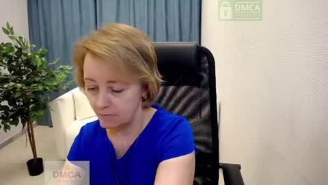 Snapshot of mona_w chatting on April 23, 11:20 am Mona online show from April 23, 11:20 am