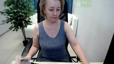 Snapshot of mona_w chatting on April 26, 9:18 am Mona online show from April 26, 9:18 am