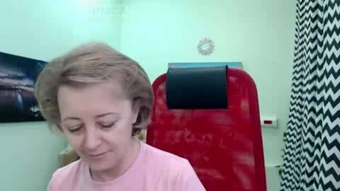 Snapshot of mona_w chatting on May 2, 9:47 am Mona online show from May 2, 9:47 am