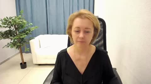 Snapshot of mona_w chatting on May 6, 11:04 am Mona online show from May 6, 11:04 am