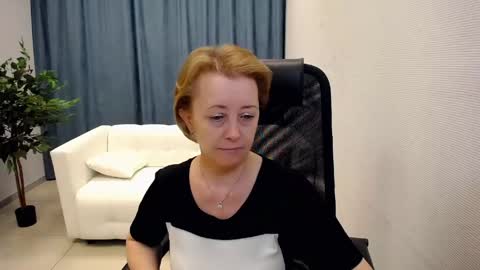 Snapshot of mona_w chatting on May 13, 10:45 am Mona online show from May 13, 10:45 am