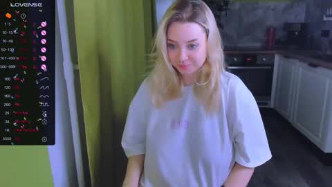 Snapshot of monalauu chatting on November 22, 8:08 pm online show from November 22, 8:08 pm