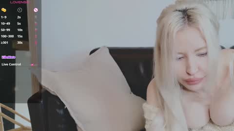 Snapshot of monet_stclair chatting on January 13, 6:16 pm PoppyPlayful online show from January 13, 6:16 pm