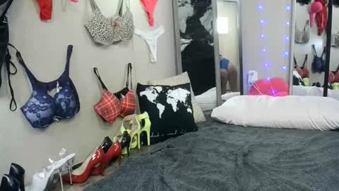 Snapshot of monica_lily chatting on June 8, 9:15 pm Monica online show from June 8, 9:15 pm
