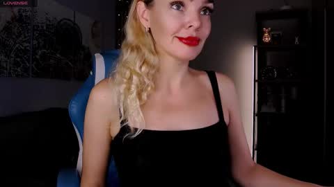monicharm online show from September 18, 2:08 pm