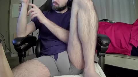 Snapshot of monkey_4u chatting on December 18, 7:19 pm monkey_4u online show from December 18, 7:19 pm