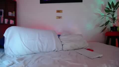 Snapshot of monnojones chatting on April 15, 1:23 am monnojones online show from April 15, 1:23 am
