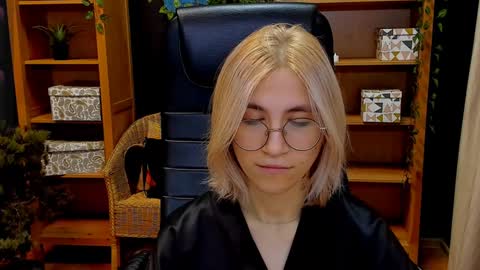 Katrin online show from December 7, 8:05 pm