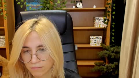 Katrin online show from December 26, 9:15 pm
