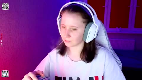 Snapshot of moon_avengers chatting on March 28, 4:50 pm Lola online show from March 28, 4:50 pm