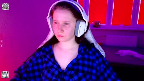 Snapshot of moon_avengers chatting on March 31, 9:21 am Lola online show from March 31, 9:21 am