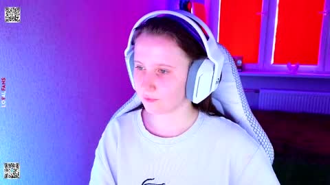 Snapshot of moon_avengers chatting on April 6, 11:11 am Lola online show from April 6, 11:11 am