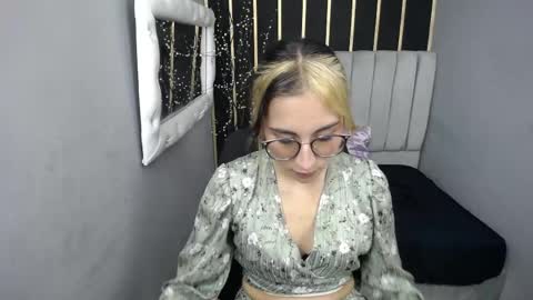 MOON SHUT online show from March 12, 12:11 pm