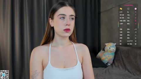 Snapshot of mooncutie_girl chatting on October 17, 12:19 pm Sophia online show from October 17, 12:19 pm