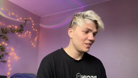 moonflamek online show from December 21, 2:02 pm