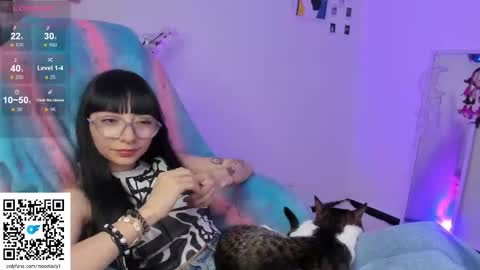 Snapshot of moonlady_ chatting on October 3, 1:13 am MOON online show from October 3, 1:13 am