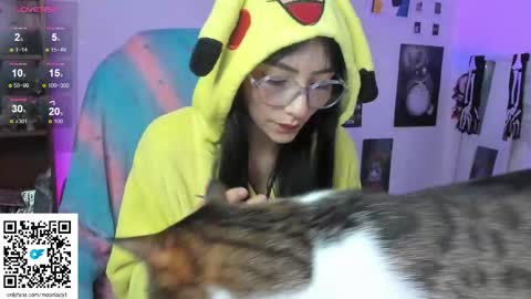 Snapshot of moonlady_ chatting on October 28, 2:04 am MOON online show from October 28, 2:04 am