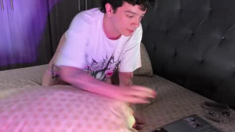 Snapshot of moonlight_baee chatting on February 19, 6:00 am Clove online show from February 19, 6:00 am