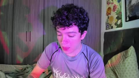 Snapshot of moonlight_baee chatting on March 10, 8:26 am Clove online show from March 10, 8:26 am