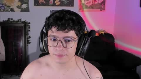 Snapshot of moonlight_baee chatting on January 13, 5:35 am Clove online show from January 13, 5:35 am