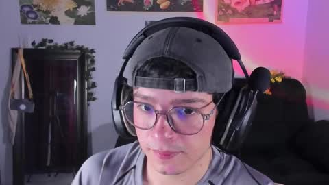 Snapshot of moonlight_baee chatting on February 18, 5:36 am Clove online show from February 18, 5:36 am