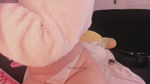 Snapshot of moonliight__ chatting on February 16, 11:12 pm moonliight__ online show from February 16, 11:12 pm