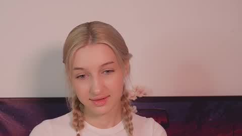 moonliora online show from November 30, 7:40 pm