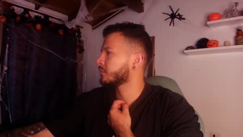 Snapshot of mr_mikee_ chatting on October 31, 3:07 am MIKEE online show from October 31, 3:07 am