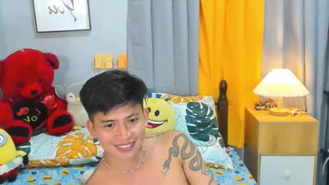 Snapshot of mr_swe3t0oth chatting on March 9, 2:32 pm KYLE online show from March 9, 2:32 pm