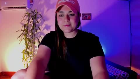 Snapshot of mrbuu_ chatting on December 19, 12:13 am Laura online show from December 19, 12:13 am
